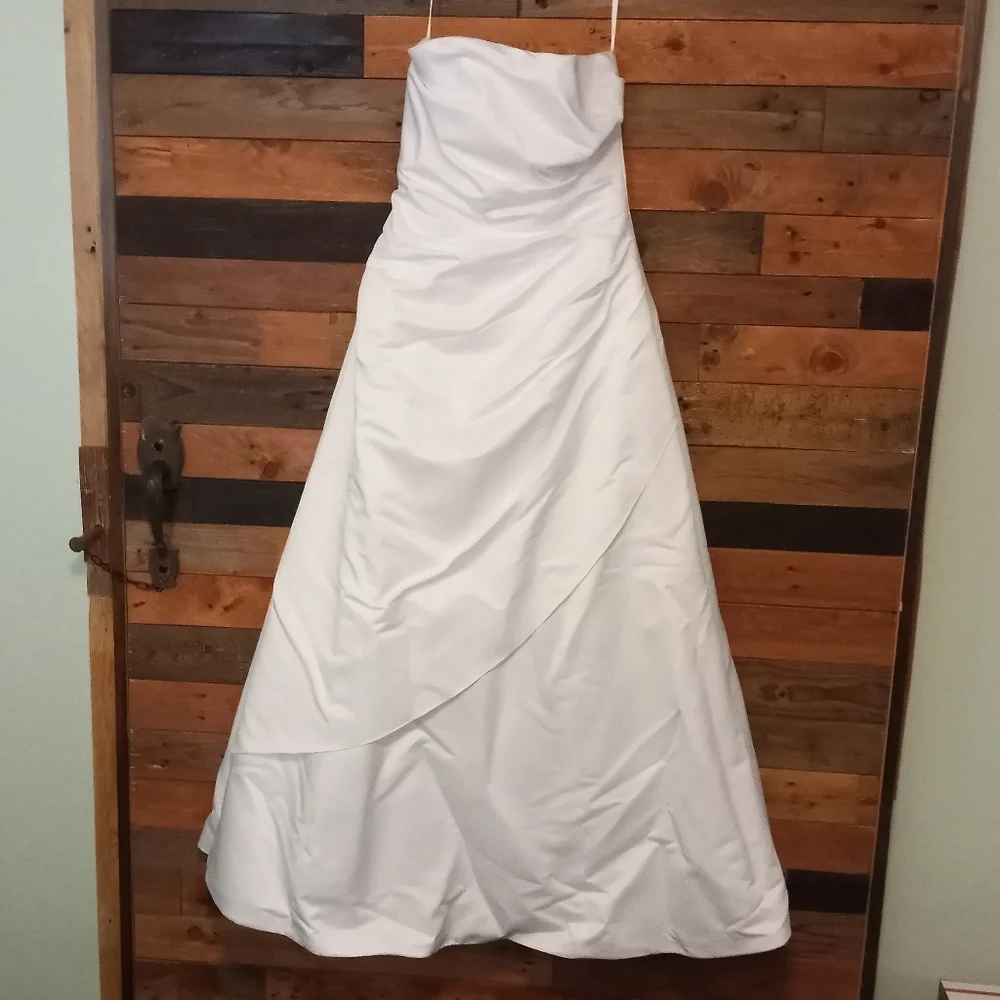EUC David's Bridal strapless wedding dress by Michaelangelo - 14 - Picture 3 of 11